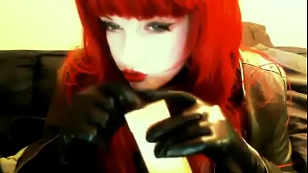 Assista a goth redhead smoking clipes de energia