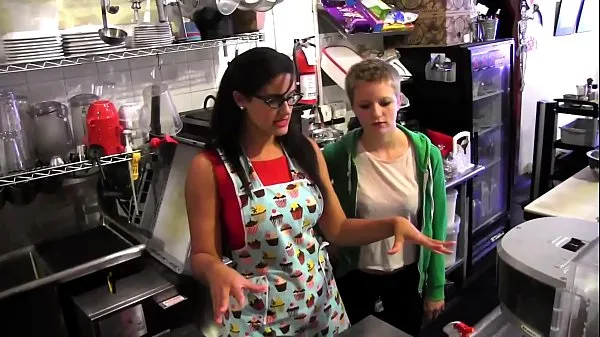 Nézzen meg Young blonde Alani Pi has job interview as barista at Penny Barber's quick-service coffee shop energia klipeket