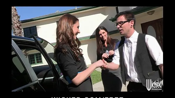 Podívejte se na Pair of sisters bribe their car salesman into a threesome energetické klipy