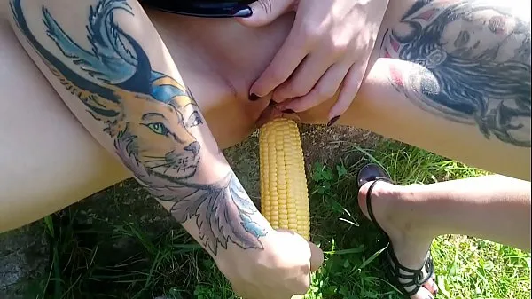 Pozrite si Lucy Ravenblood fucking pussy with corn in public energetické klipy