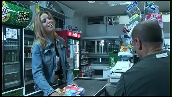 Titta på In the supermarket she fucks the cashier energiklipp
