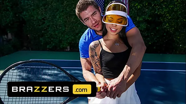 Sehen Sie sich Xander Corvus) Massages (Gina Valentinas) Foot To Ease Her Pain They End Up Fucking - BrazzersEnergieclips an