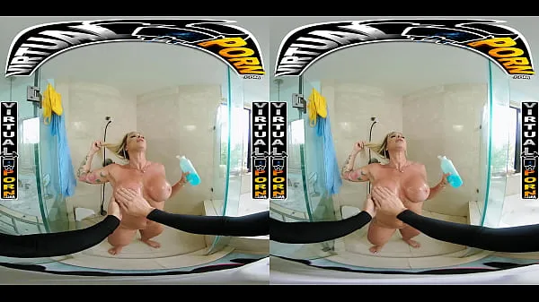 Busty Blonde MILF Robbin Banx Seduces Step Son In Shower 에너지 클립 보기