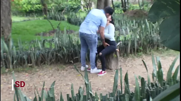 Xem SPYING ON A COUPLE IN THE PUBLIC PARK Clip năng lượng