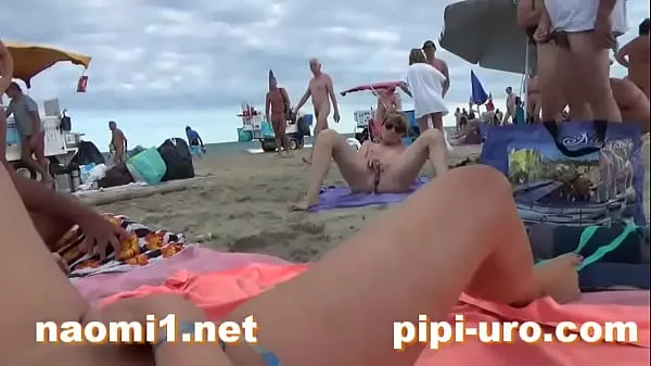 Oglejte si girl masturbate on beach energetske posnetke