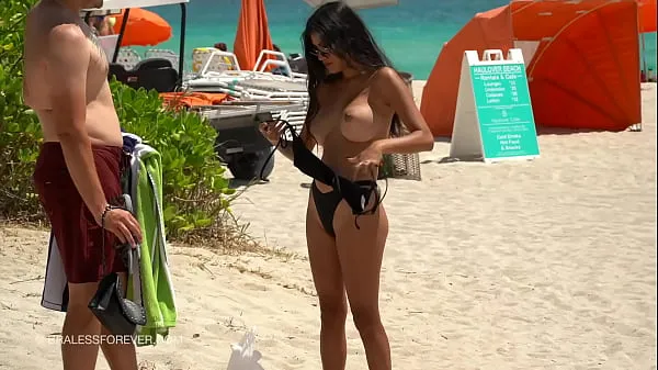 Titta på Huge boob hotwife at the beach energiklipp