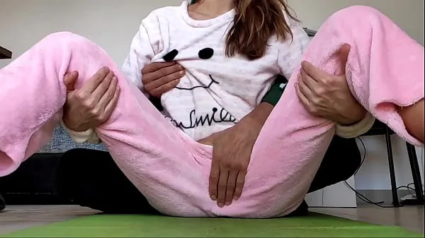 Tonton asian amateur real homemade teasing pussy and small tits fetish in pajamas Klip energi